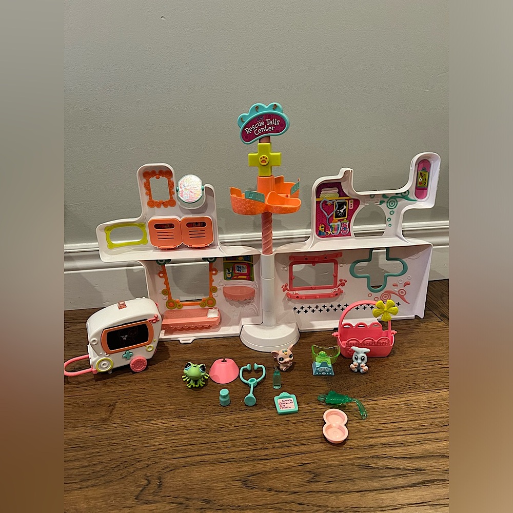 Littlest Pet Shop Rescue Tails Center Hospital Playset with Ambulance